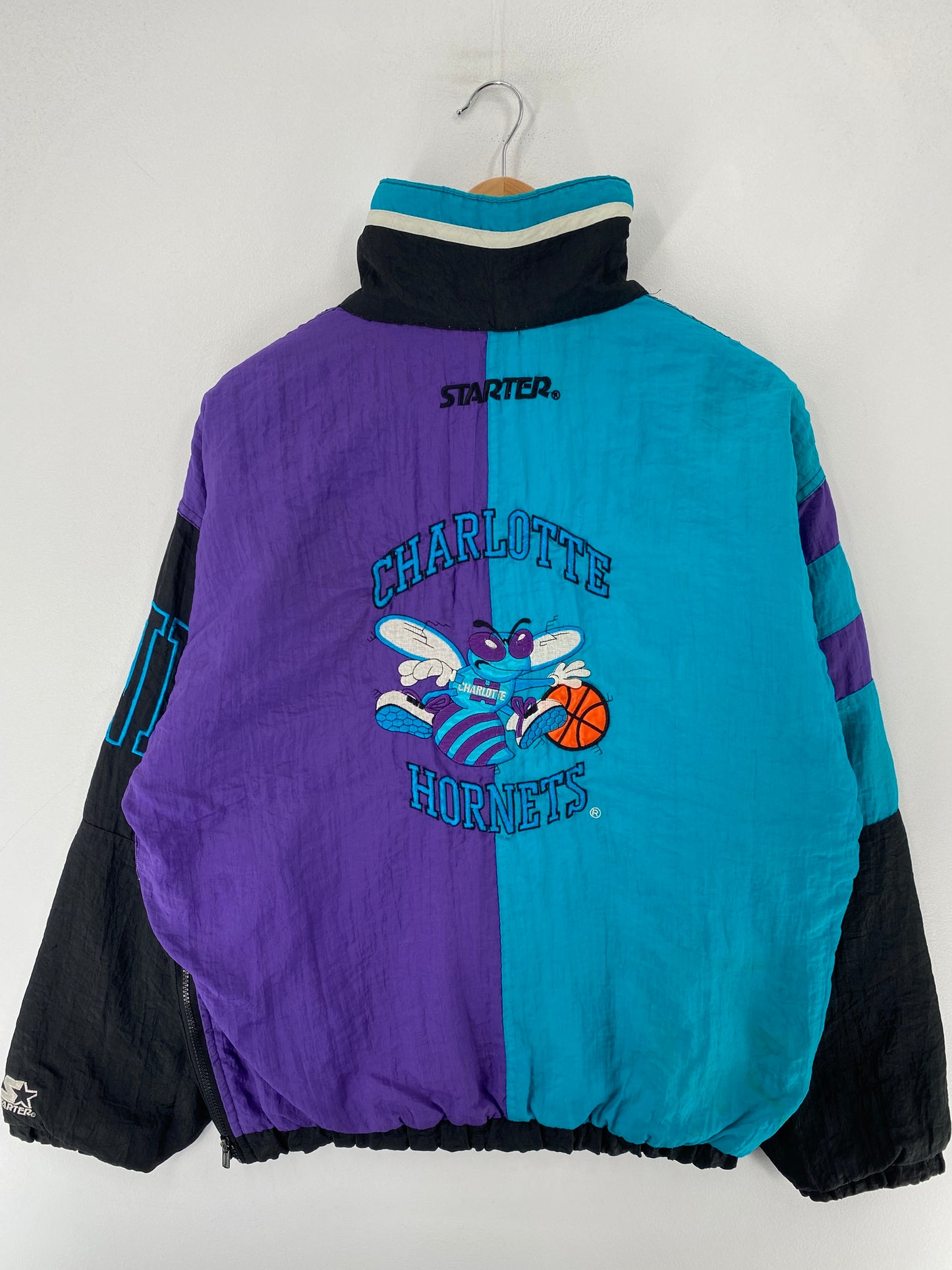 .90’s STARTER x CHARLOTTE HORNETS Size S NBA Padded Nylon Jacket / F3173N