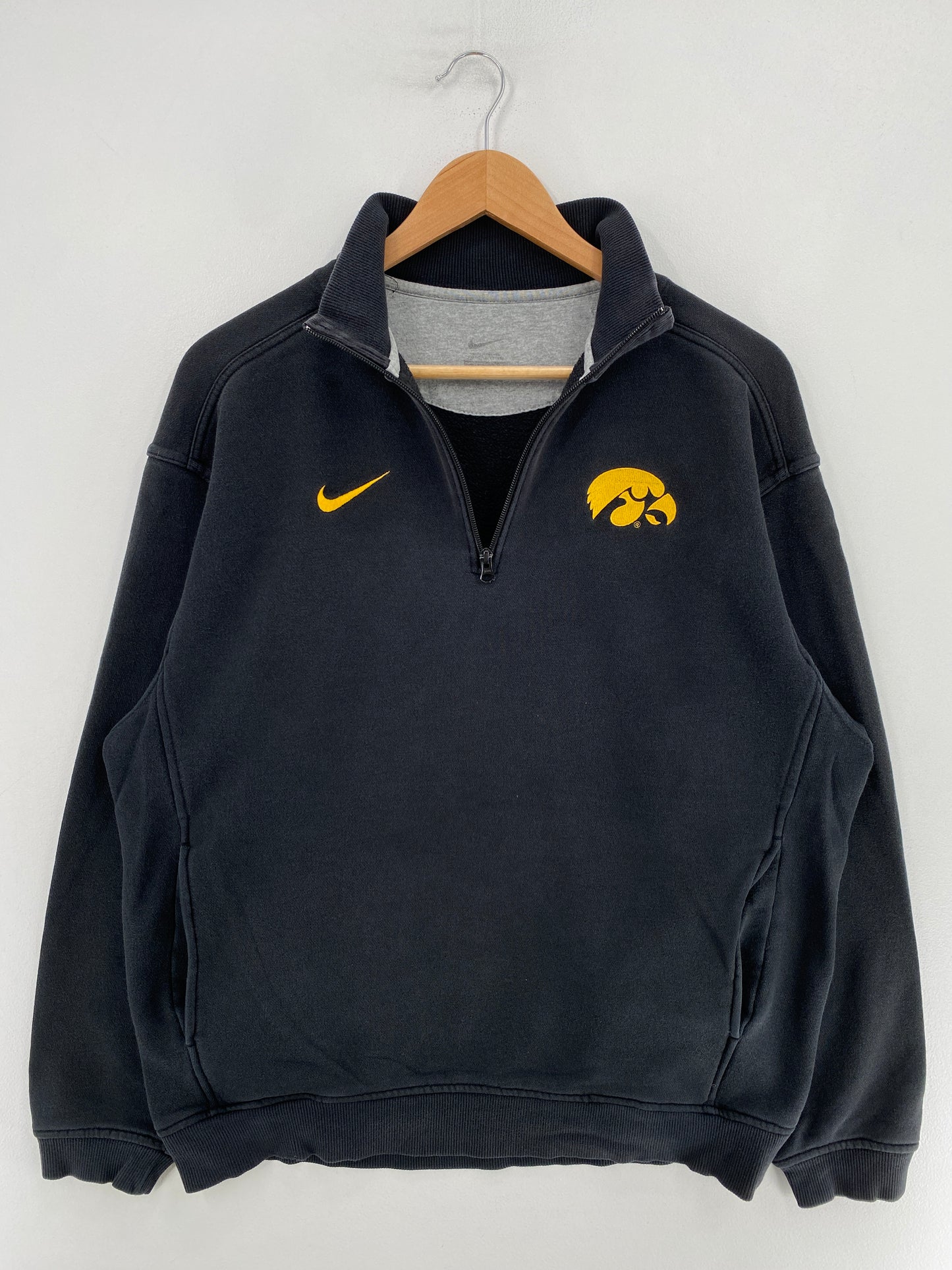Vintage NIKE x IOWA HAWKEYES Size M College Sweat-Shirt / G1630S