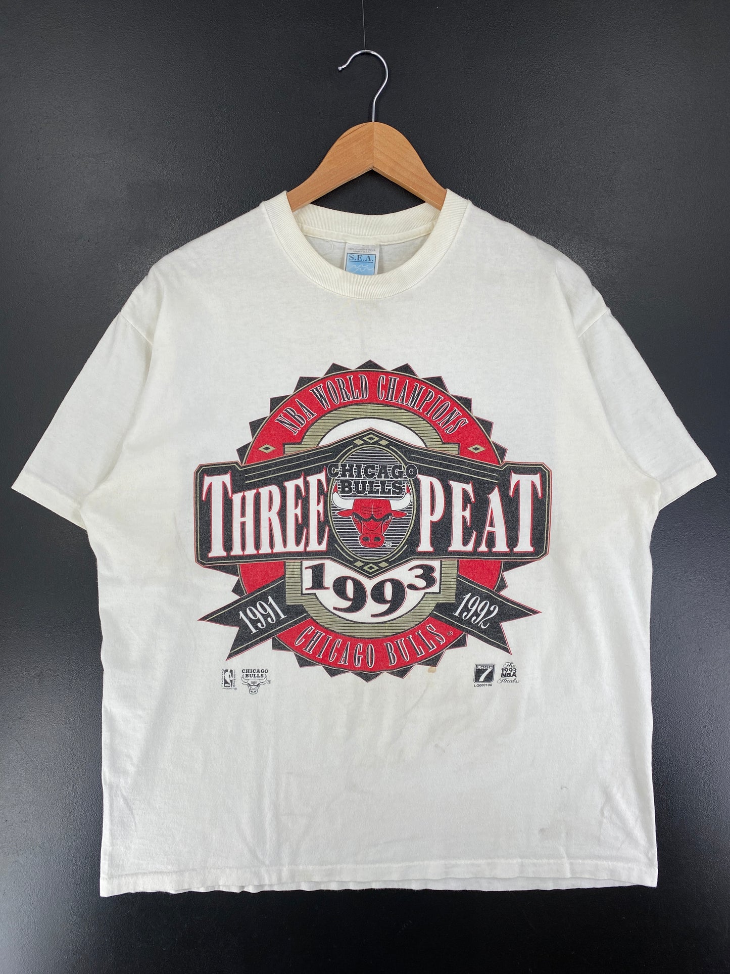 1993 CHICAGO BULLS 3-PEAT Made in USA Size XL Vintage T-shirt / G894T