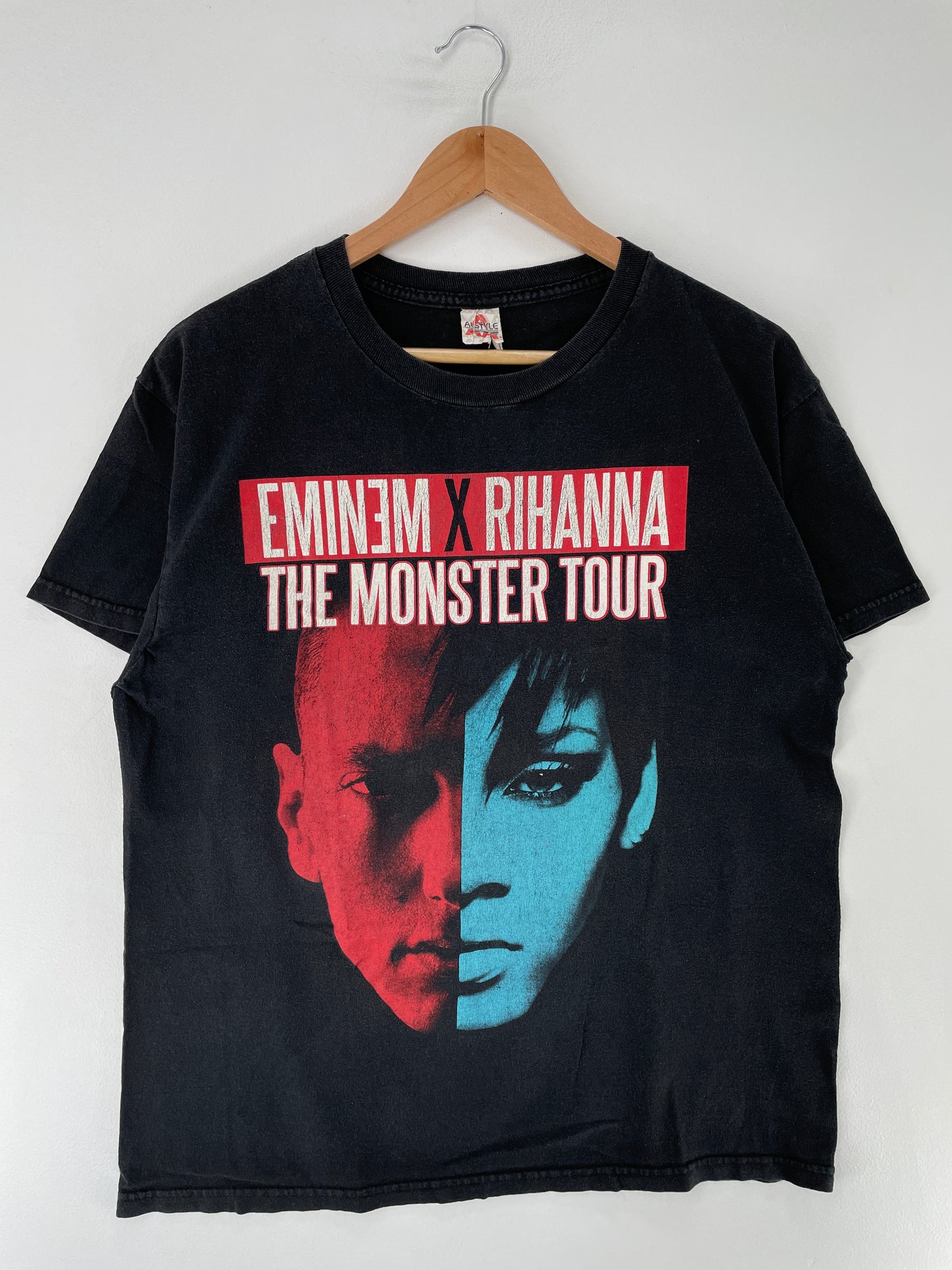 00’ EMINEM x RIHANNA THE MONSTER TOWER Size Approx.M Vintage Music T-shirt / E8430T