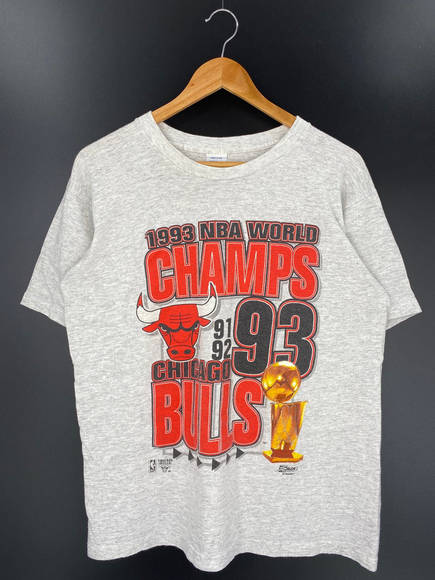 1993 CHICAGO BULLS NBA WORLD CHAMPS  Made in USA Size L Vintage NBA T-shirt /  9541