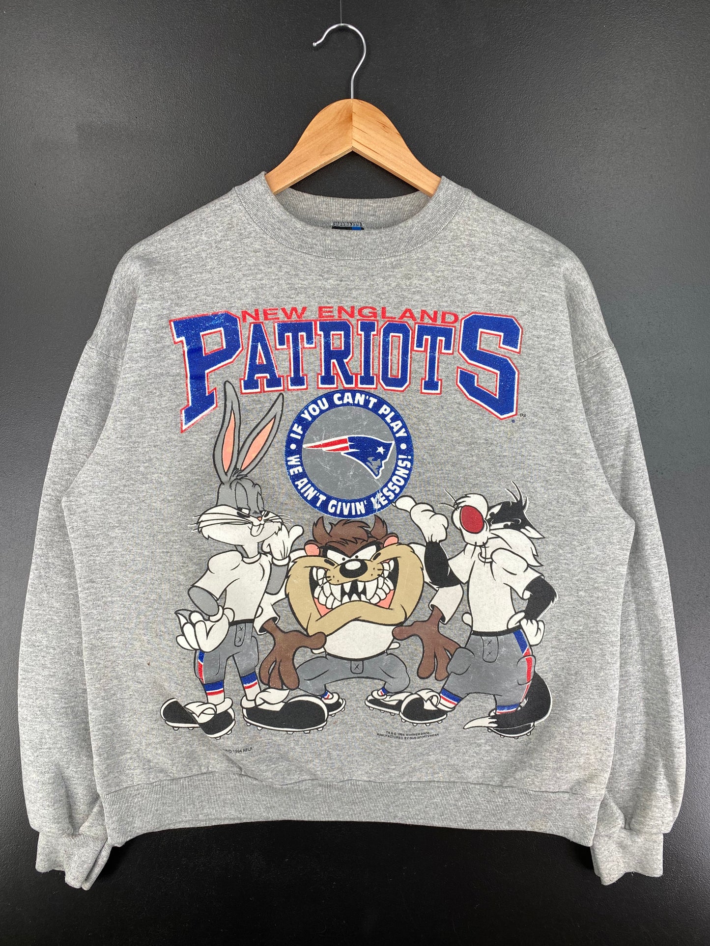 1994NEW ENGLAND PATRIOTS x LOONEY TUNES Made in USA Size L Vintage NFL Sweat-shirt / A2422