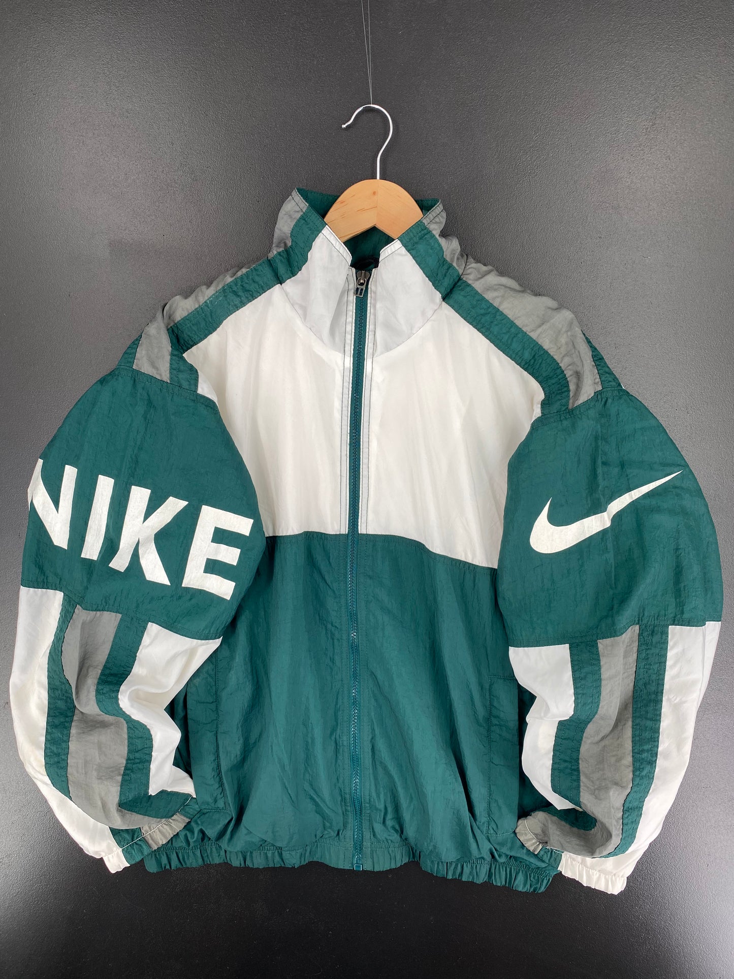 90’s NIKE Size M Vintage Nylon Jacket / A339