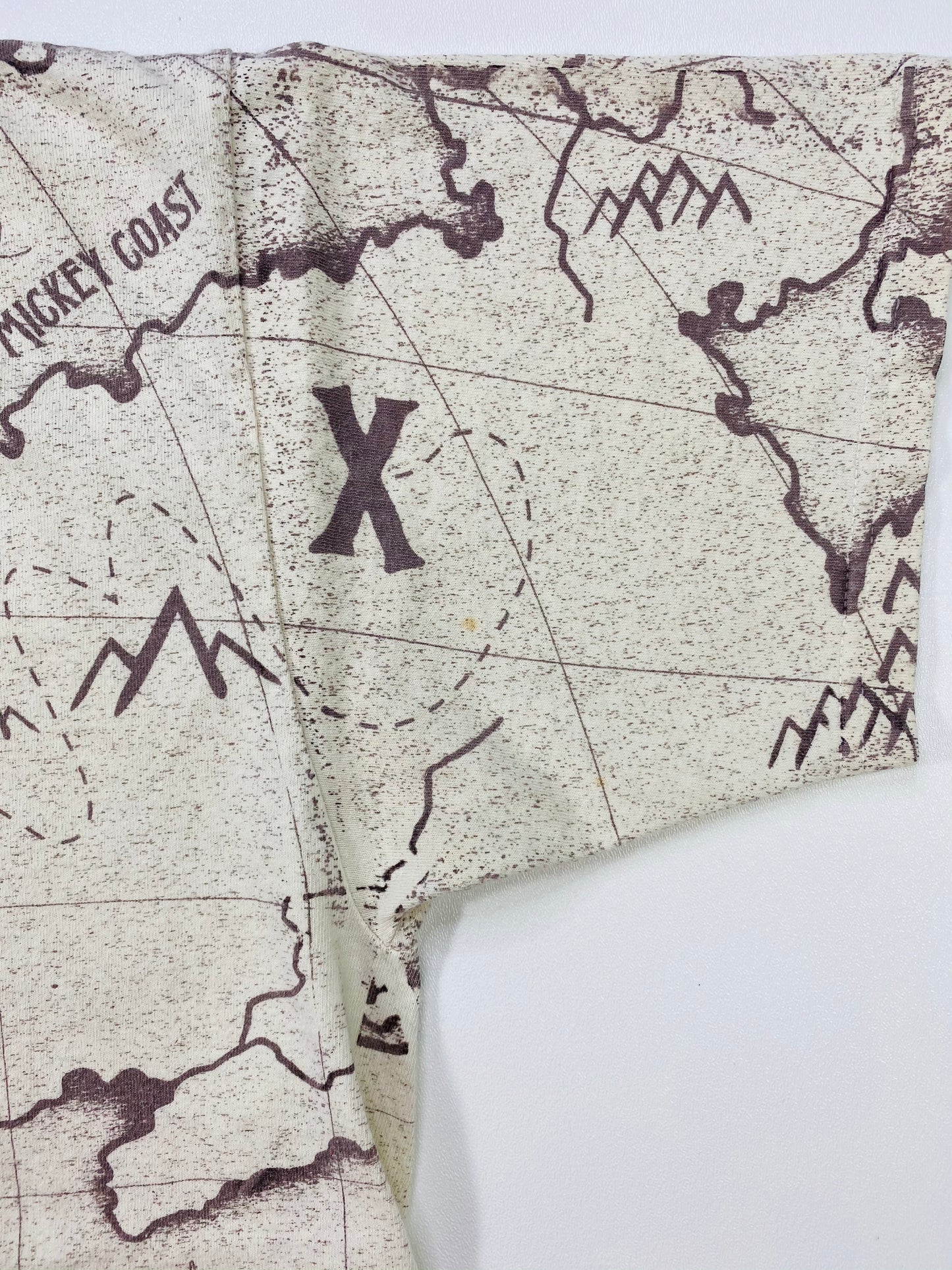 00’ Mickey Pirates Size L Made in USA Vintage Disney T-shirt  / 6049