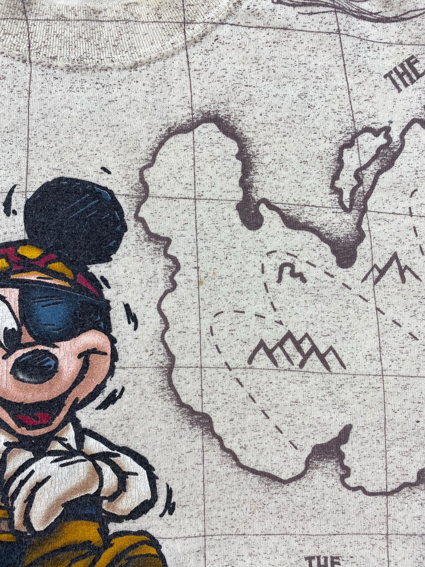 00’ Mickey Pirates Size L Made in USA Vintage Disney T-shirt  / 6049