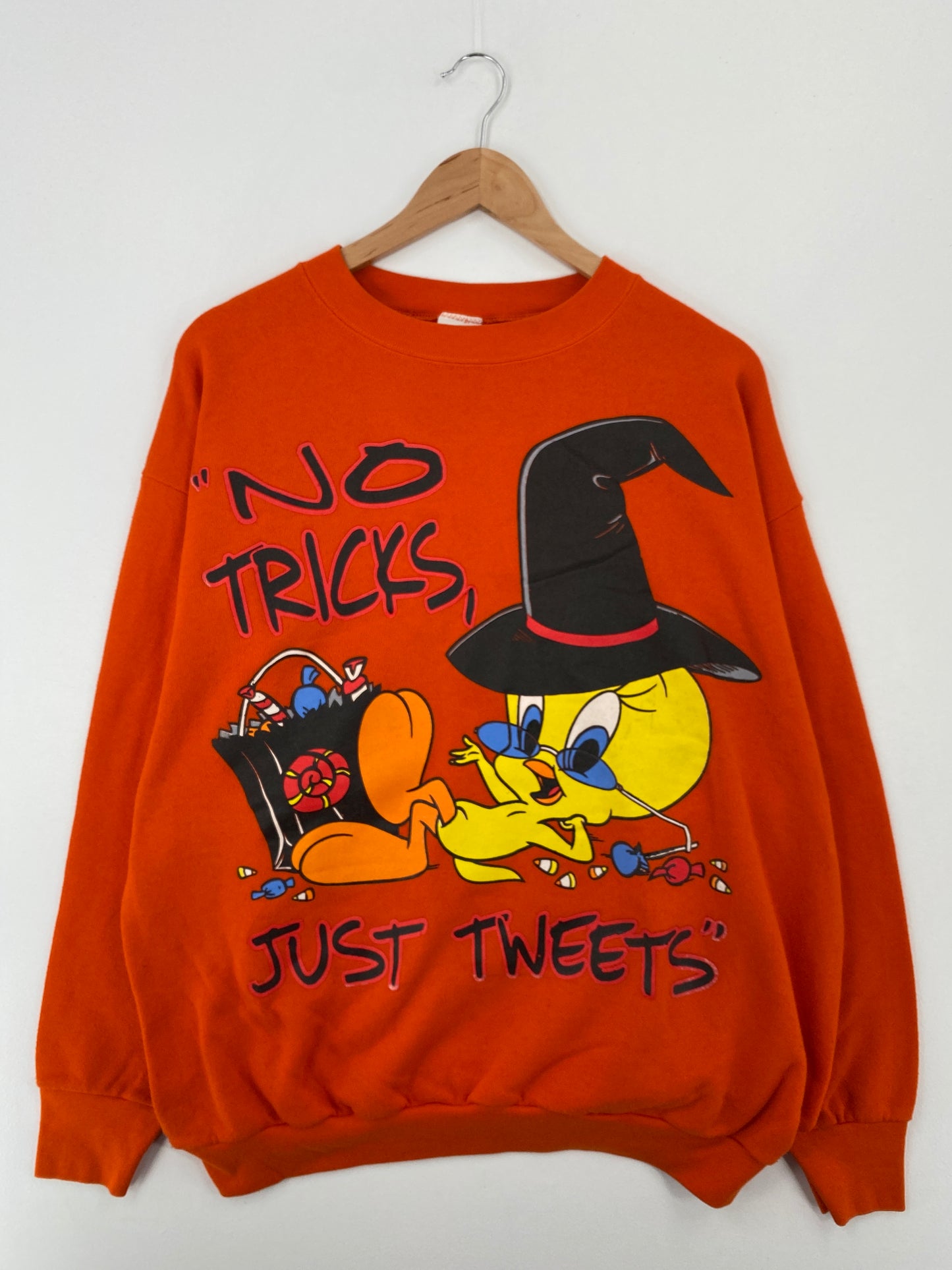 1997 LOONEY TONES TWEETY HALLOWEEN Made in USA Approx. Size XL Vintage Sweat-shirt / A8751
