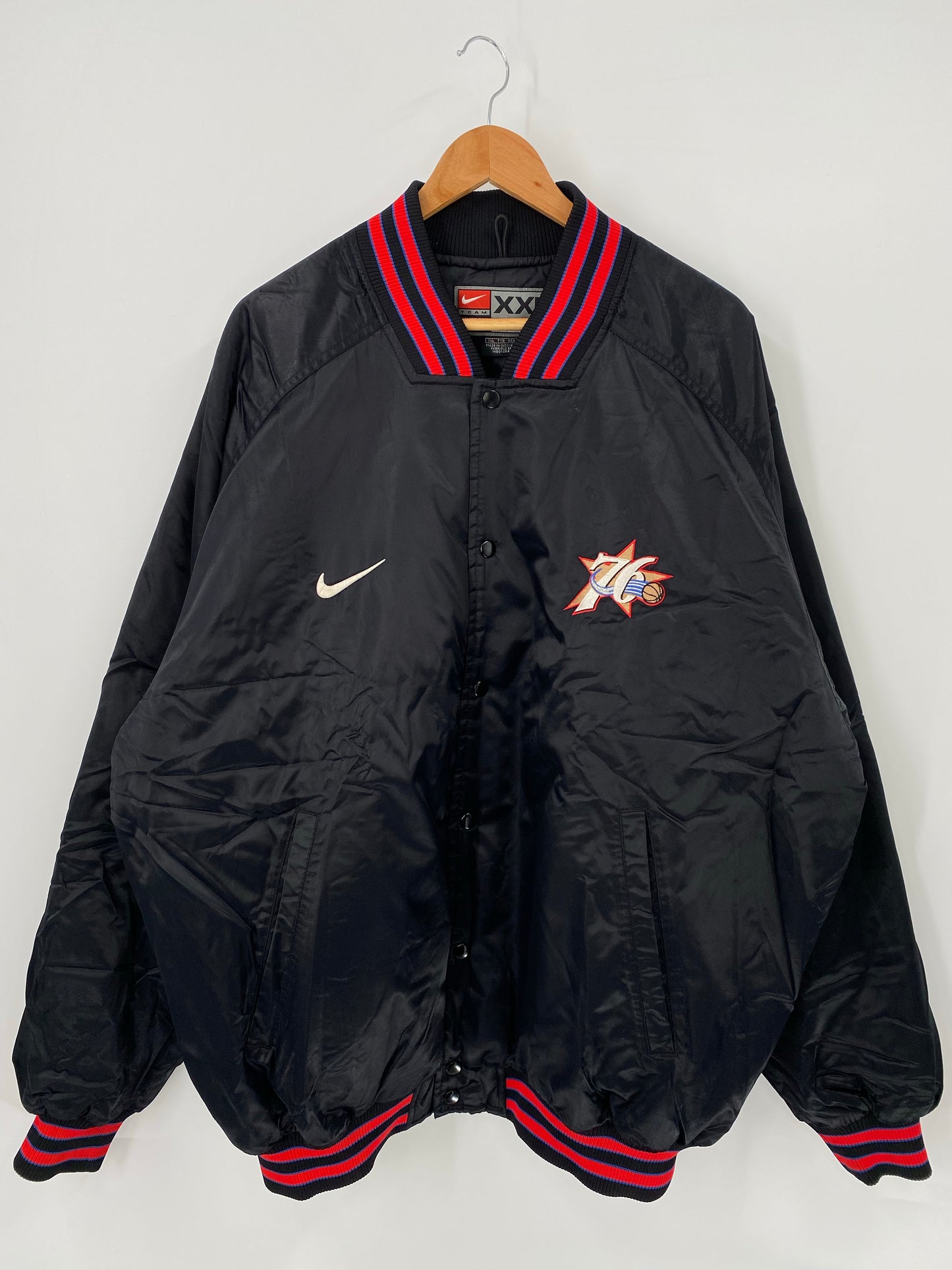 Vintage NIKE SIXERS Size XXL NBA Nylon Padded Outerwear / K4381