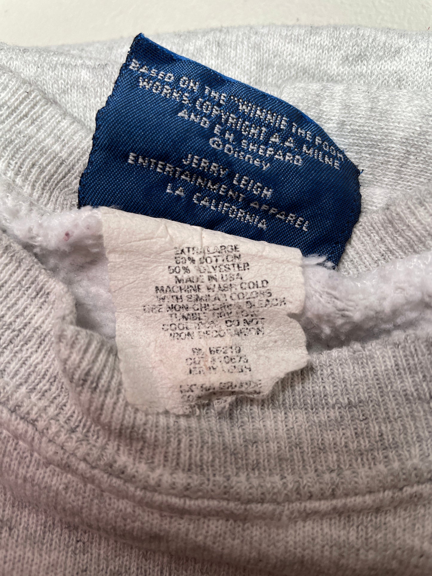 00’ DISNEY POOH Made in USA Size XL Vintage Sweat-shirt / A3885