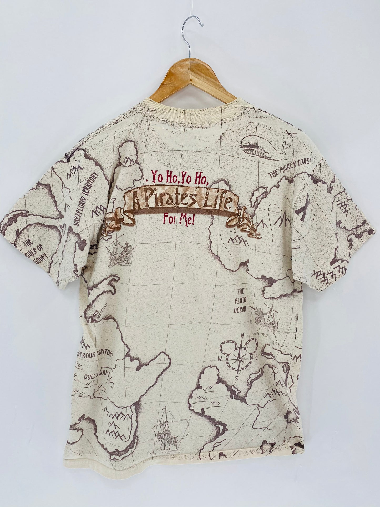 00’ Mickey Pirates Size L Made in USA Vintage Disney T-shirt  / 6049