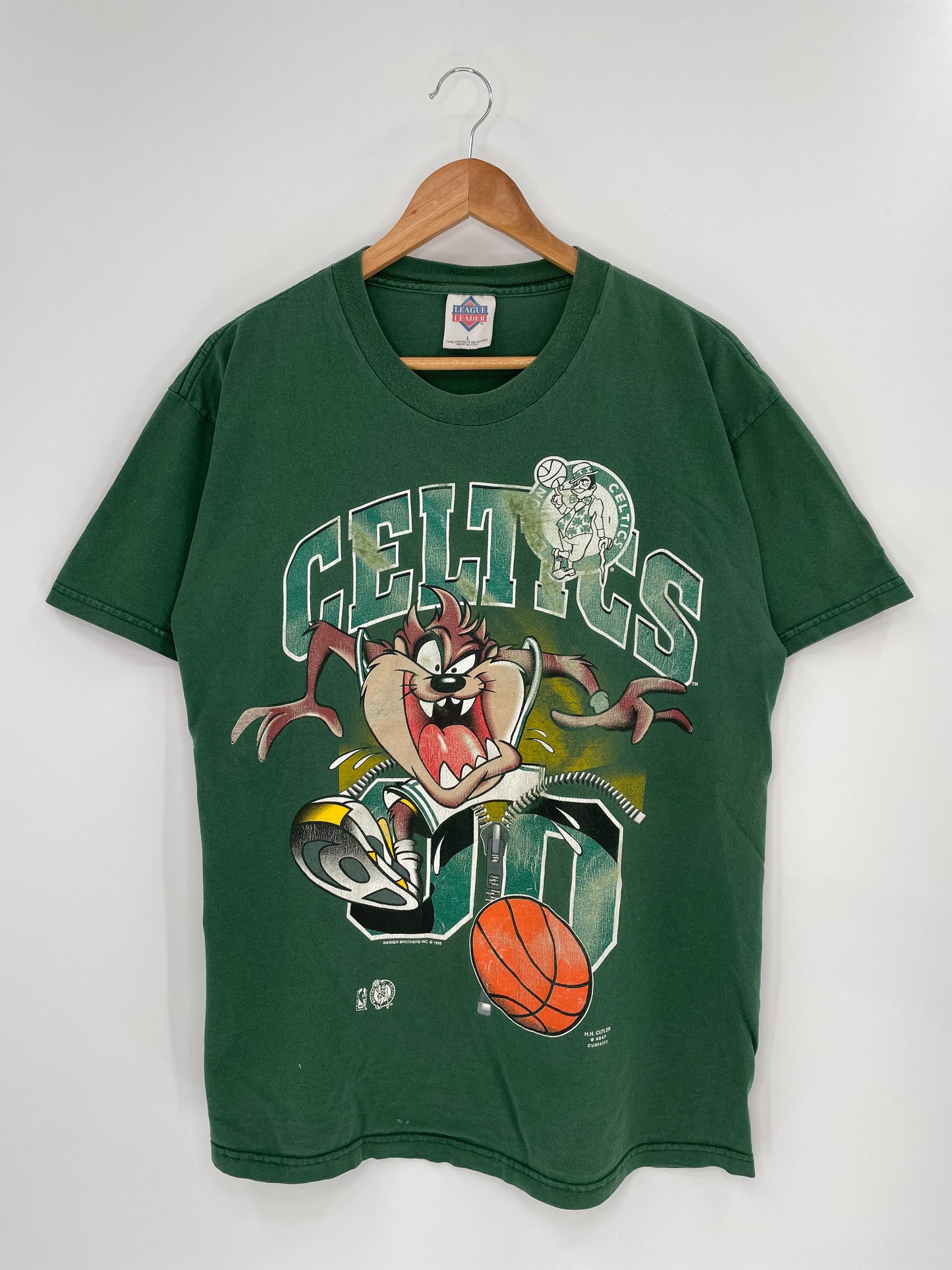 90’s BOSTON CELTICS x LOONEY TONES TAZ MADE IN USA Size L Vintage NBA T- Shirts / A330