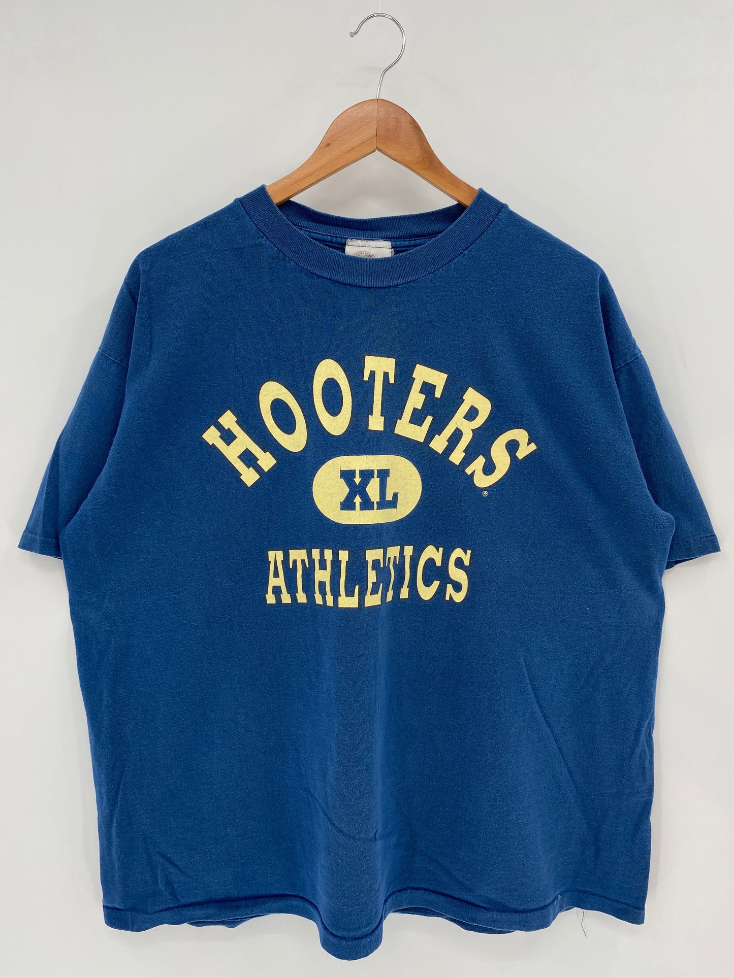 90’s HOOTERS Made in USA Size L Vintage T-Shirts / A6216