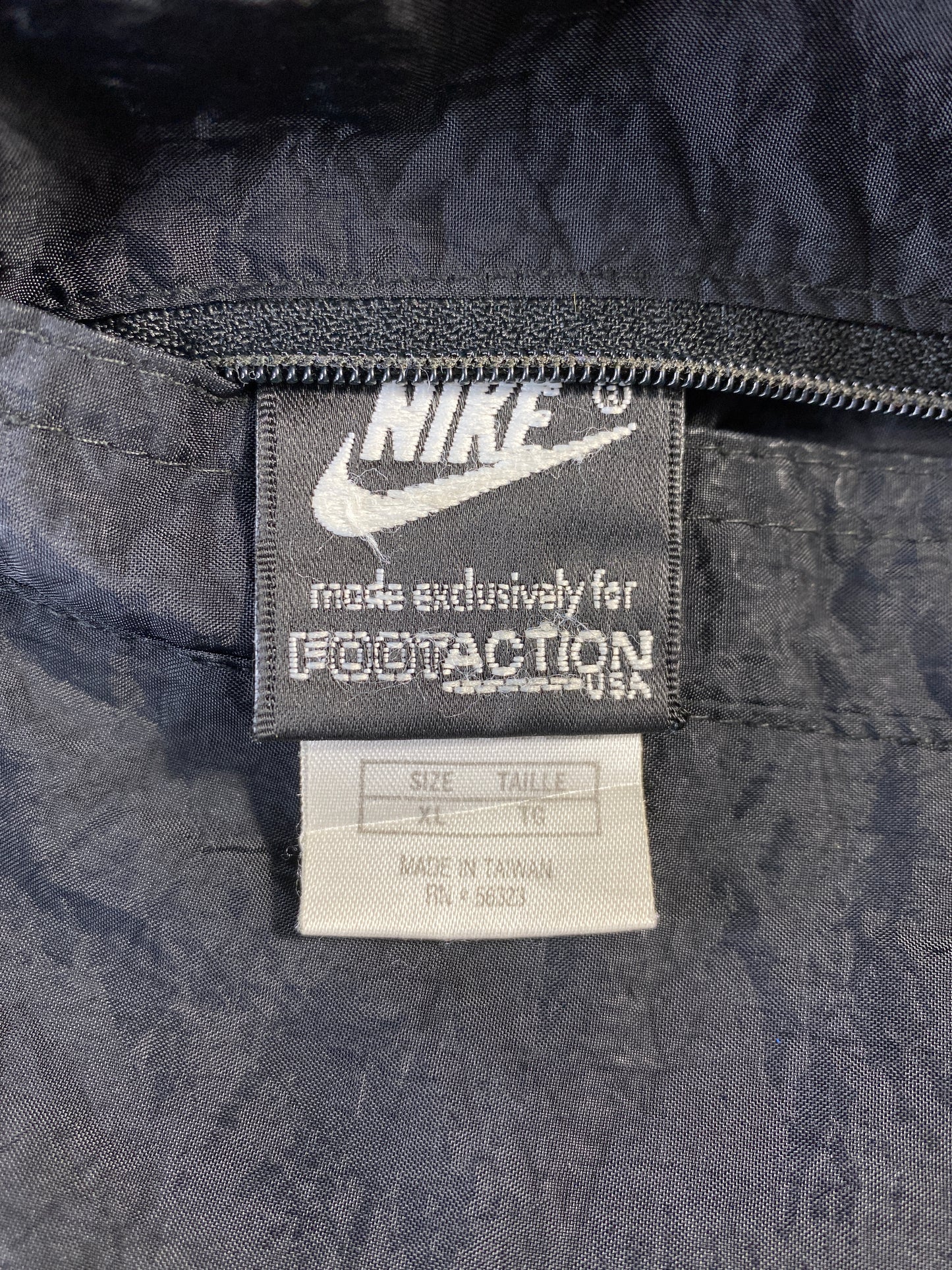 90's NIKE Size XL Vintage Reversible Padded Nylon Jacket / E576