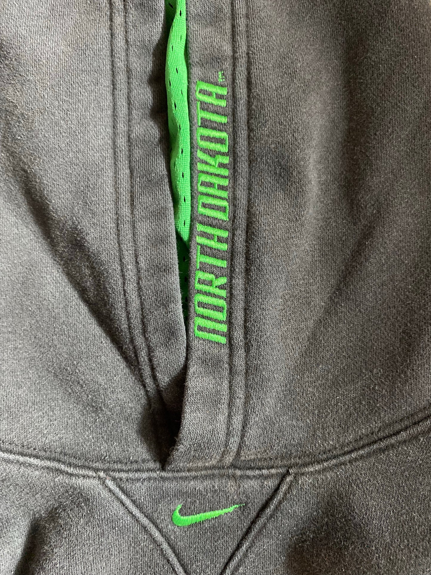 00’ NIKE UND FIGHTING SIOUX Size L Vintage Hoodie Sweat-Shirt / K4777
